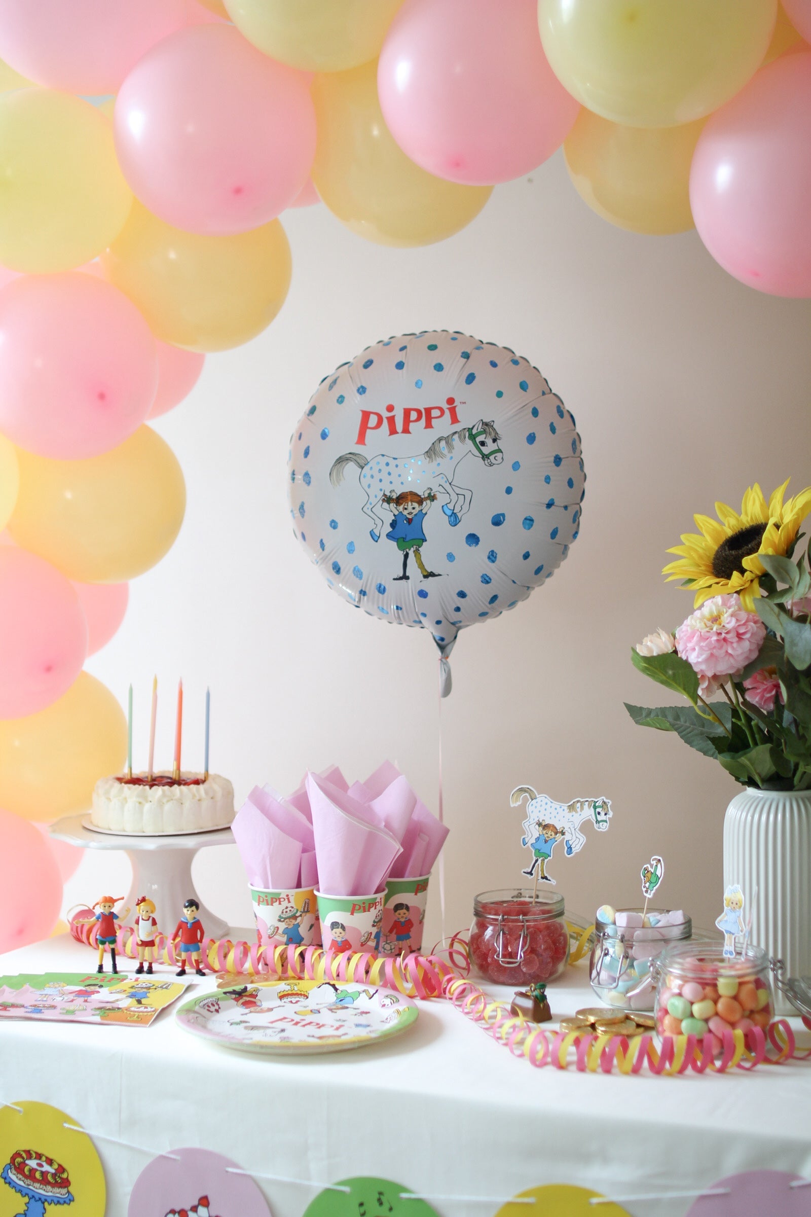Dukat kalasbord med tallrikar, ballonger muggar med Pippi-tema