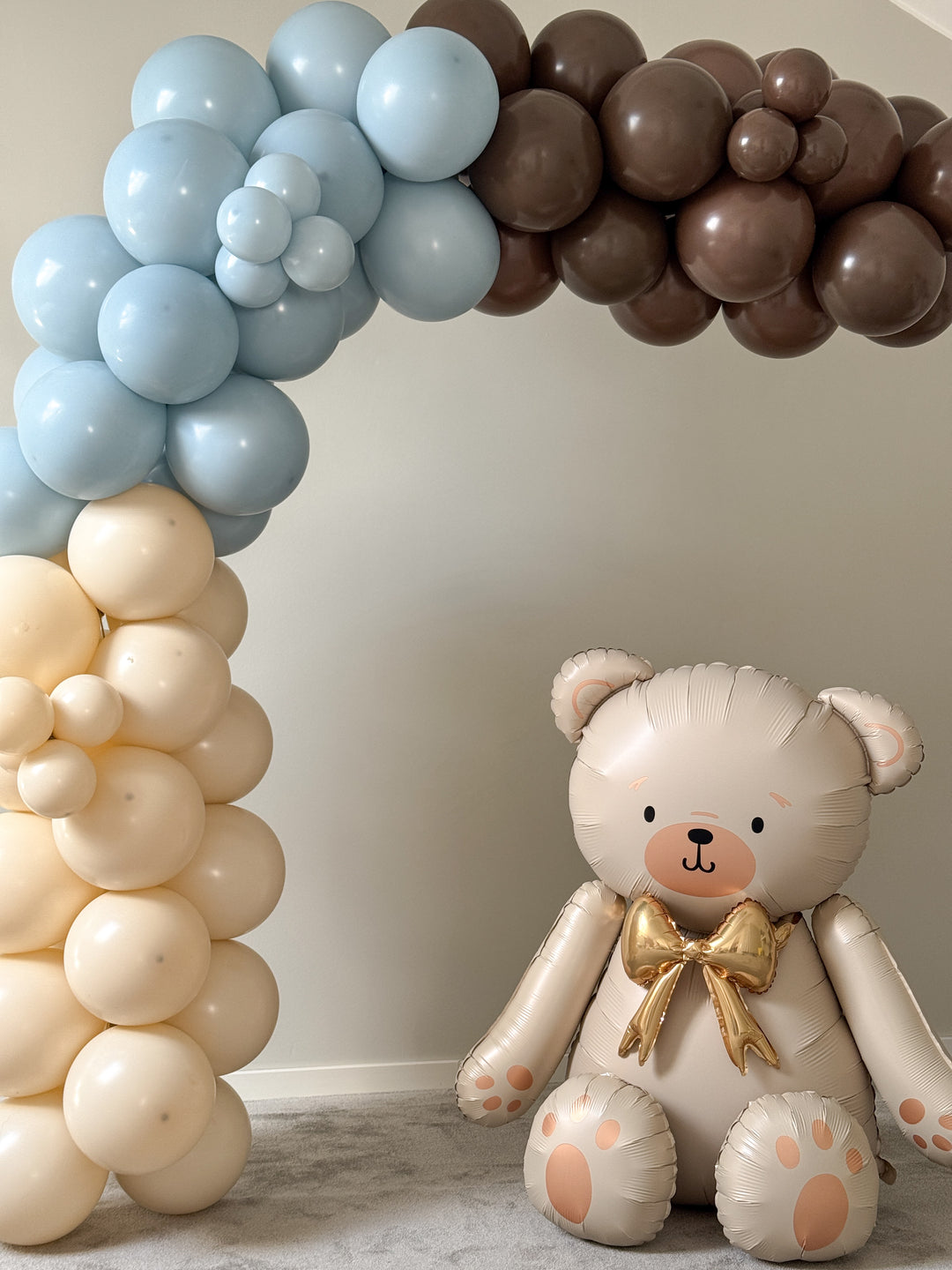 Ballongbåge Kit med Kalisan latexballonger i blått, beige och brunt till dop, barnkalas och fest med matchande teddybjörnsballong