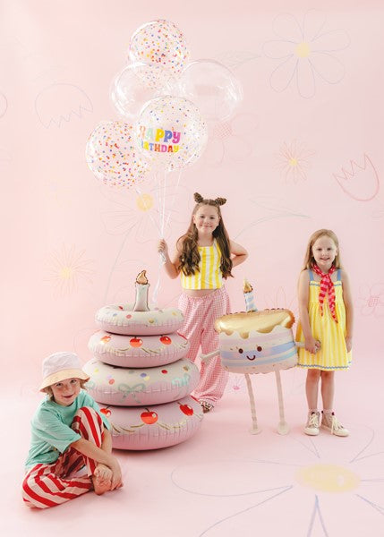 Transparent Ballong Bubbla 60 cm med färgglada prickar i rött, blått, gult, grönt och rosa dekorerad tillsammans med andra kalasdekorationer  