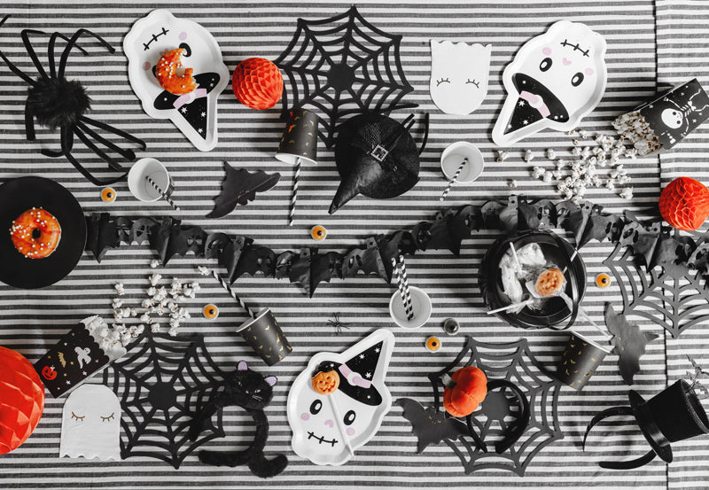 Bordstabletter i papper med formen av ett spindelnät 27 cm, dukat för barnkalas, fest och Halloween