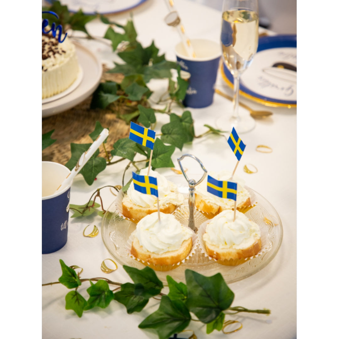 Cake picks med svenska flaggan dekorerat för student, midsommar, fest och kalas
