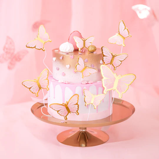 10 tårtdekorationer med form av små pappersfjärilar i rosa och guld, dekorerad på tårta till dop, babyshower och fest