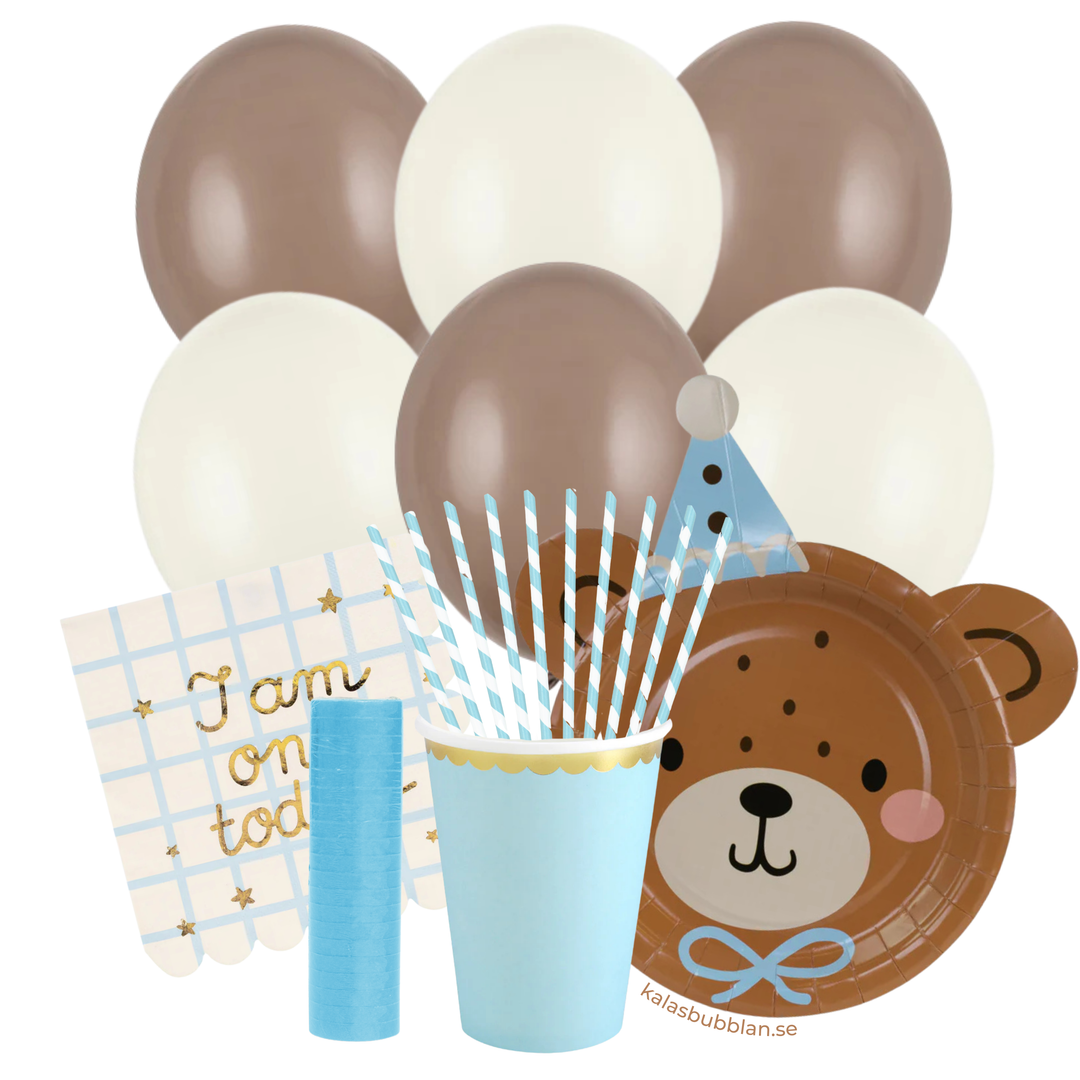 Färdigt dukningskit för 6 personer med ljusblå muggar och servett med texten i am one today. Tallrikar med teddybjörn-motiv, ballonger i vitt och brunt till barnkalas och 1-årskalas.