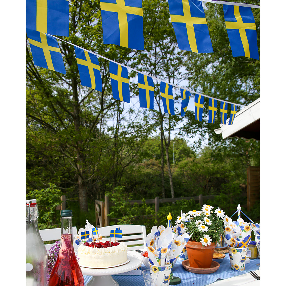 Flaggirlnag med svenska flaggor dekorerad till student, nationaldagen, midsommar och fest