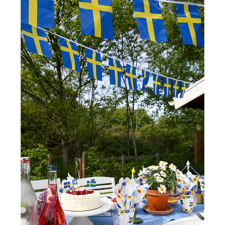 Flaggirlnag med svenska flaggor dekorerad till student, nationaldagen, midsommar och fest