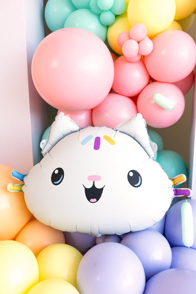 Folieballong med motiv av Cakey från Gabbys Dockskåp. Dekorerad till födelsedag och barnkalas.