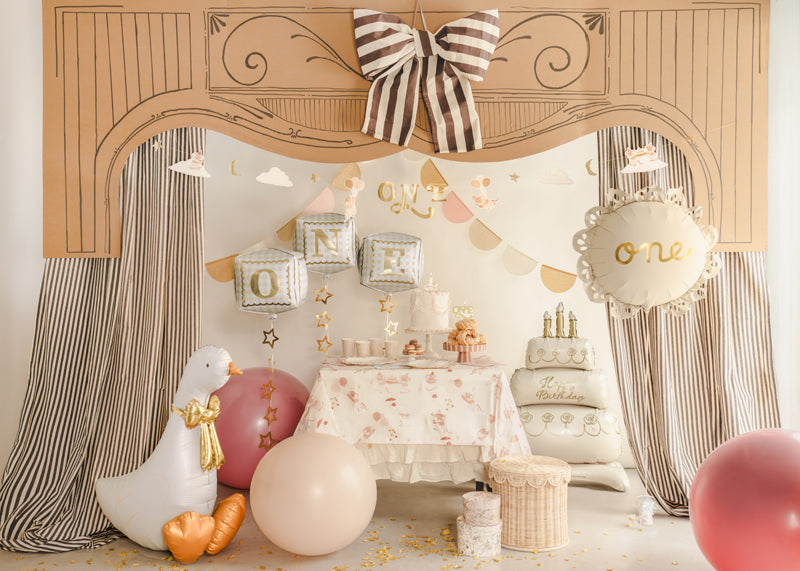 Folieballong med form av en vit gås med rosett, dekorerad till barnkalas, babyshower och fest.