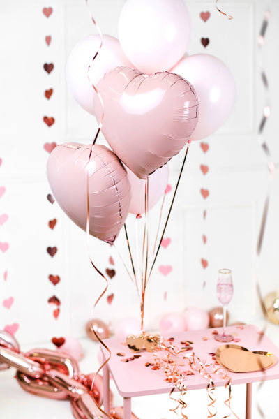 Inspirationsbild med rosa folieballonger med hjärt-form tillsammans med andra ballonger, dekorerade till dop, barnkalas, bröllop och temafest