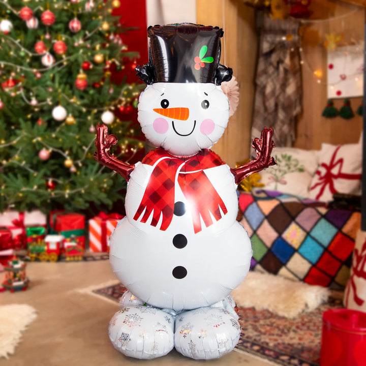 Stående folieballong snögubbe. Dekorerad till jul och fest.