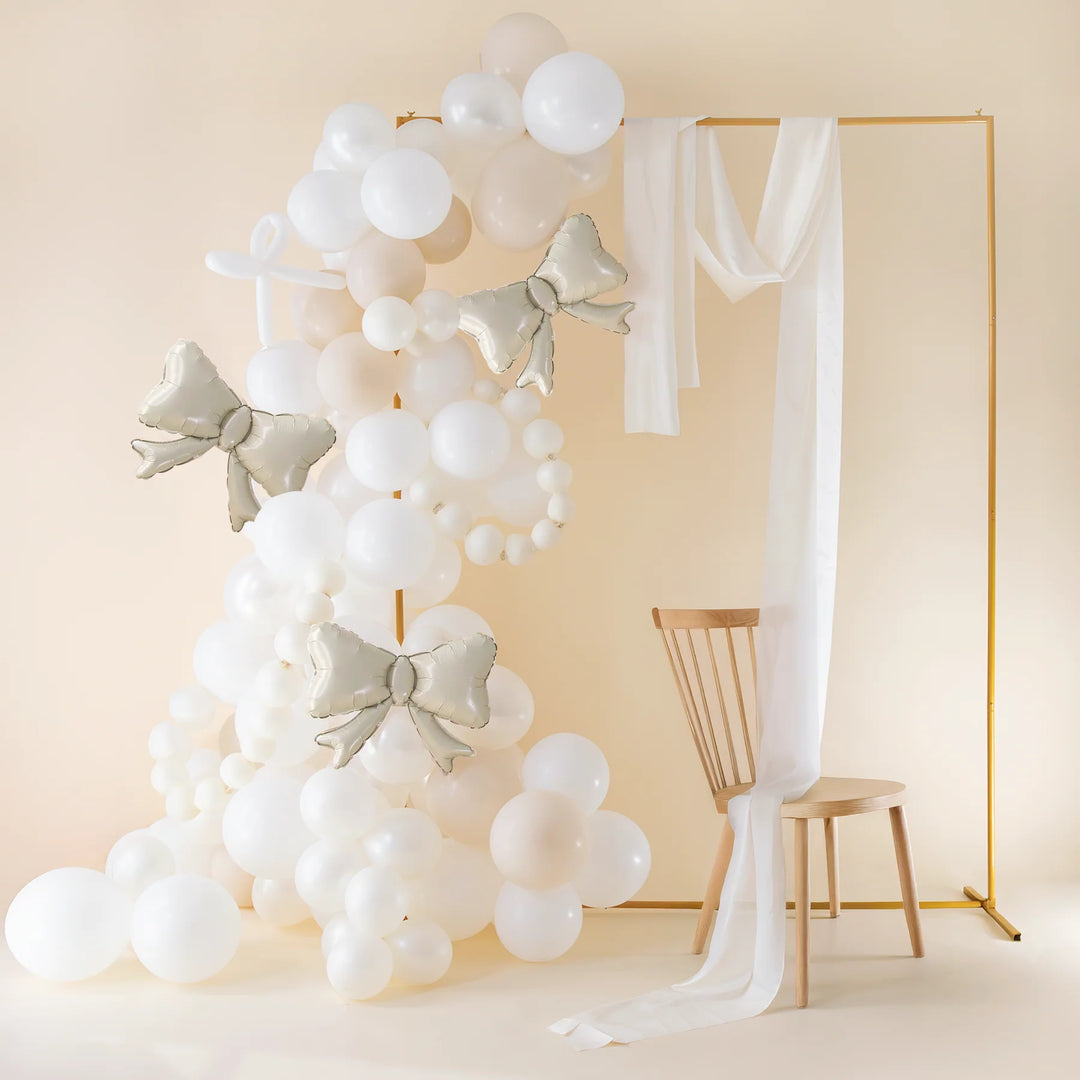 Folieballonger rosetter i beige färg dekorerade till babyshower, fest och kalas.