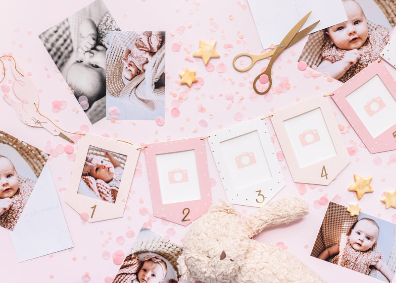 Inspirationsbild på girlang med fotoramar i rosa, för 1-årskalas och barnkalas