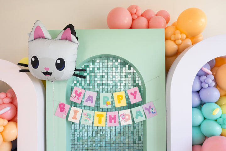 Girlang med Gabbys Dockskåp-motiv med texten Happy Birthday 180 cm, inspirationsbild till barnkalas och födelsedag