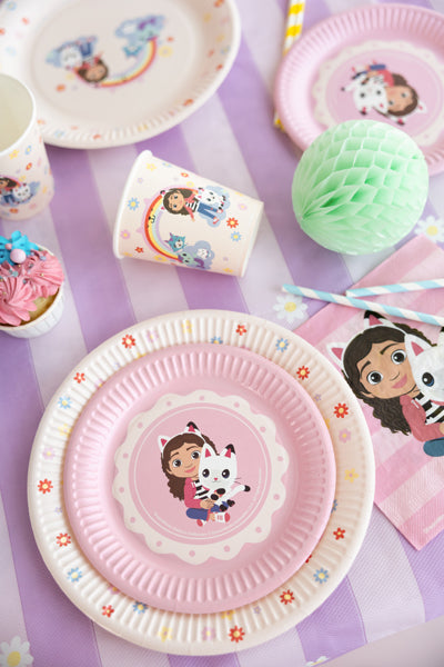 Gabby Dollhouse pappersmuggar och tallrikar med motiv dukat kalasbord till barnkalas och fest