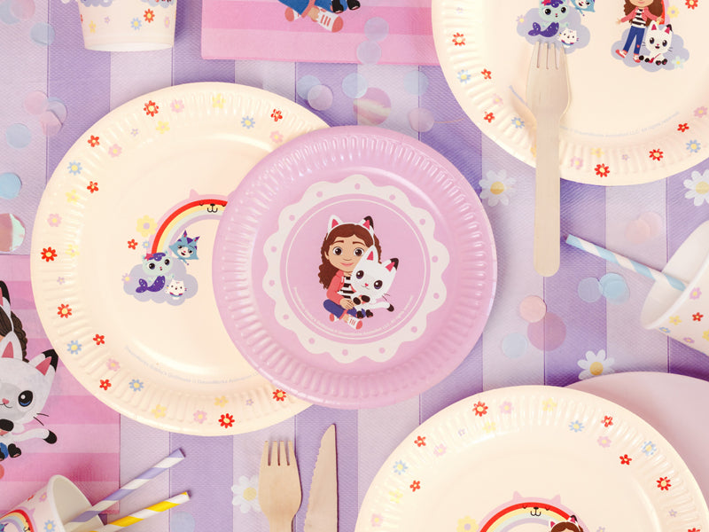 Gabbys Dollhouse papptallrikar med gulliga motiv ut dukat på ett kalasbord till barnkalas och fest