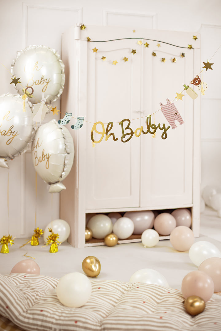Girlang med texten Oh Baby och babyinspirerande motiv i papper 2,5m dekorerad till babyshower, dop och barnkalas