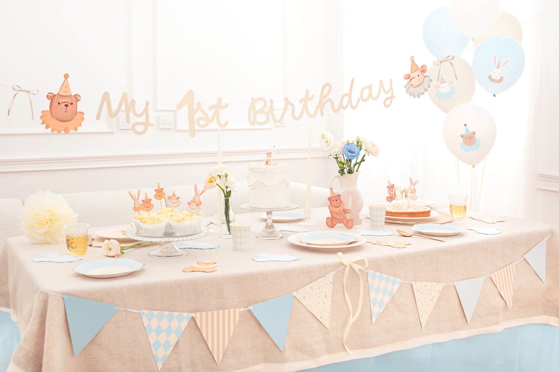 1,9 m DIY girlang i blått och beige med mönster dukat till barnkalas och fest