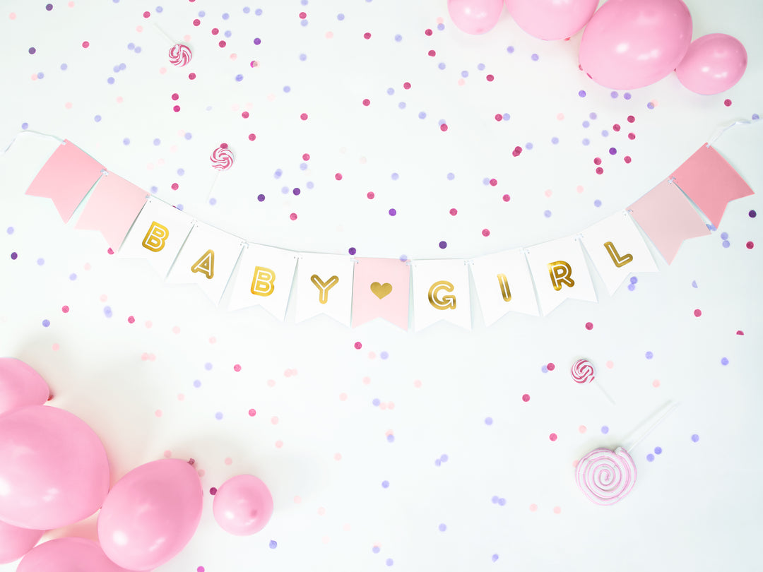 Girlang med vimplar i rosa nyanser och texten Baby Girl dekorerad med ballonger och konfetti för baby shower och kalas