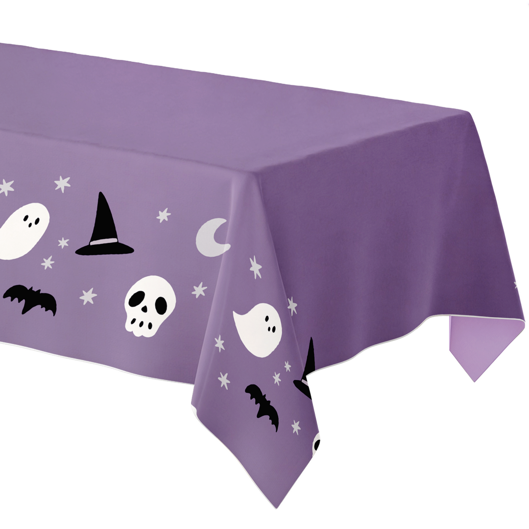 Halloween Spooky Friends bordsduk 137 x 183 cm i lila med spöken, skelett, fladdermöss och häxhattar.