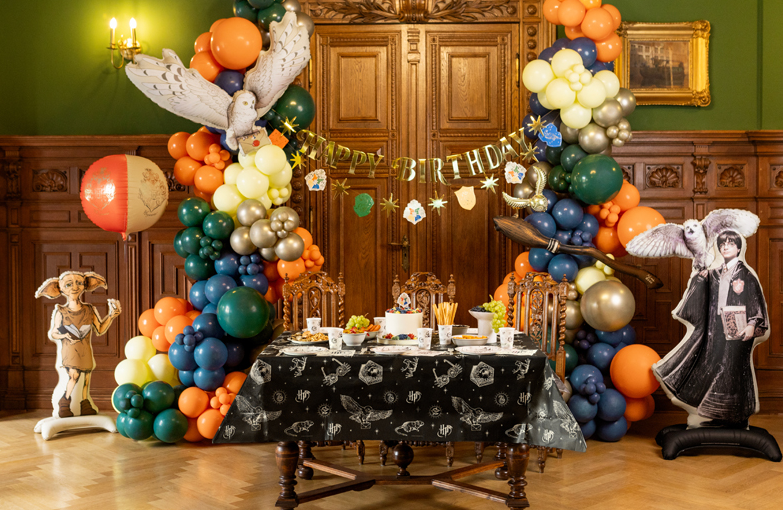 Kalasdukning och dekorationer med färgglada ballonger med Harry Potter-tema till barnkalas och Harry Potter- kalas