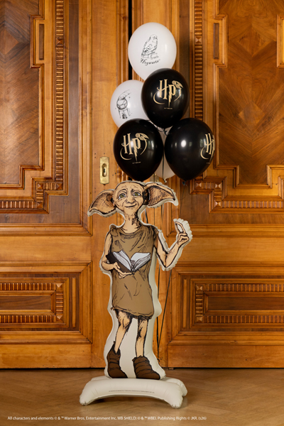 Stående Harry Potter-folieballong med Dobby som håller en bok, cirka 105 cm hög och matchande Harry Potter-latexballonger i svart och vitt