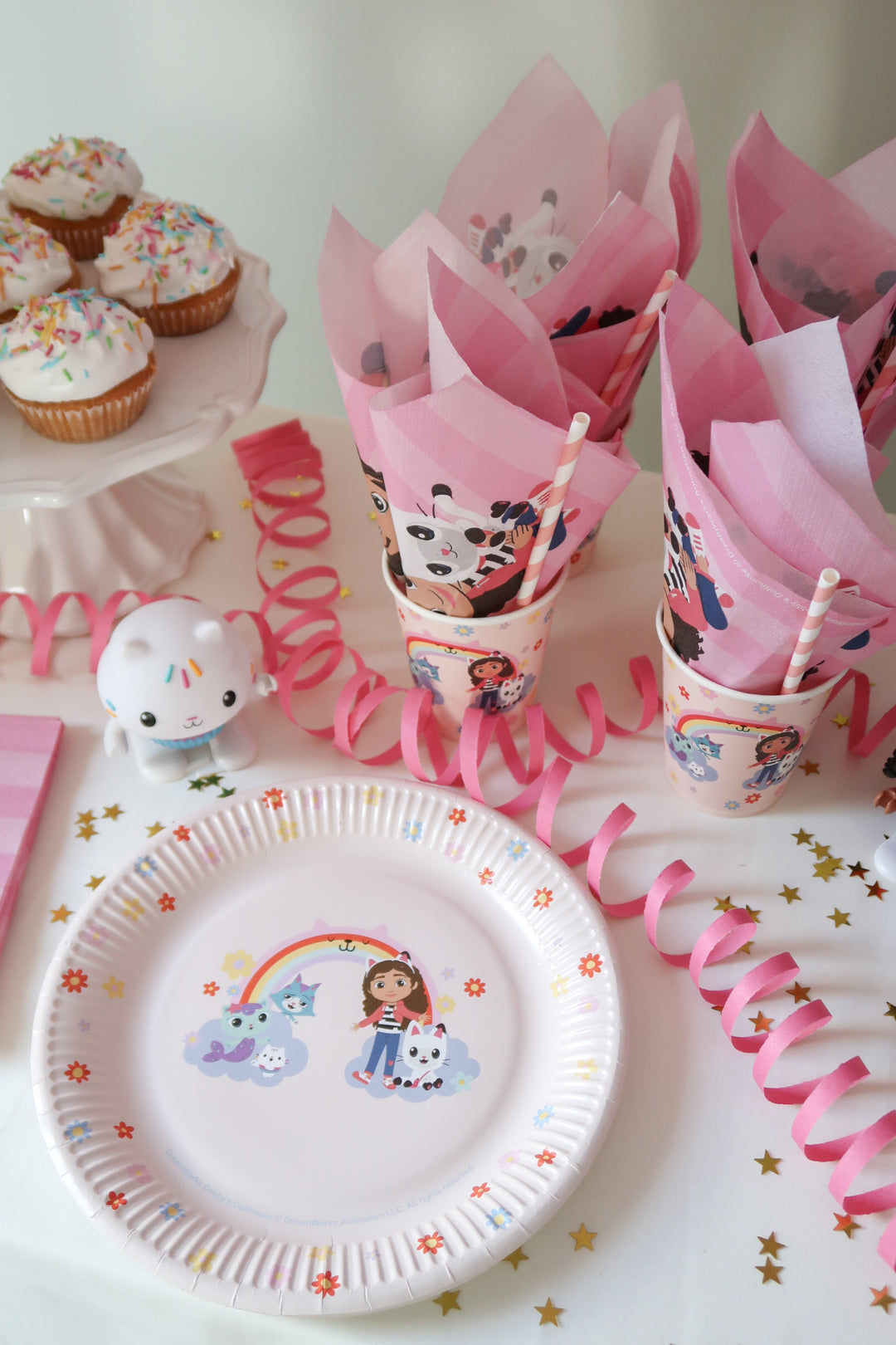 Inspiration till Gabbys Dollhouse kalas dukning med tallrik, servetter och muggar till barnkalas och födelsedag