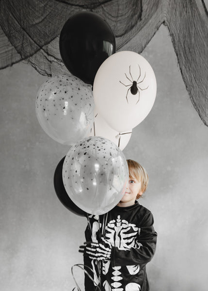 Inspirationsbild med Vita latexballonger med svarta spindel-motiv och enfärgade svarta ballonger, 30 cm 6-pack till barnkalas, Halloween och fest