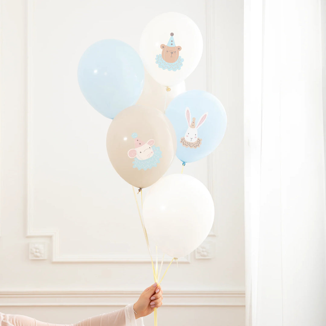 6-pack latexballonger med motiv i färgerna ljusblå, vit och beige. Dekorerad till barnkalas, dop och babyshower.