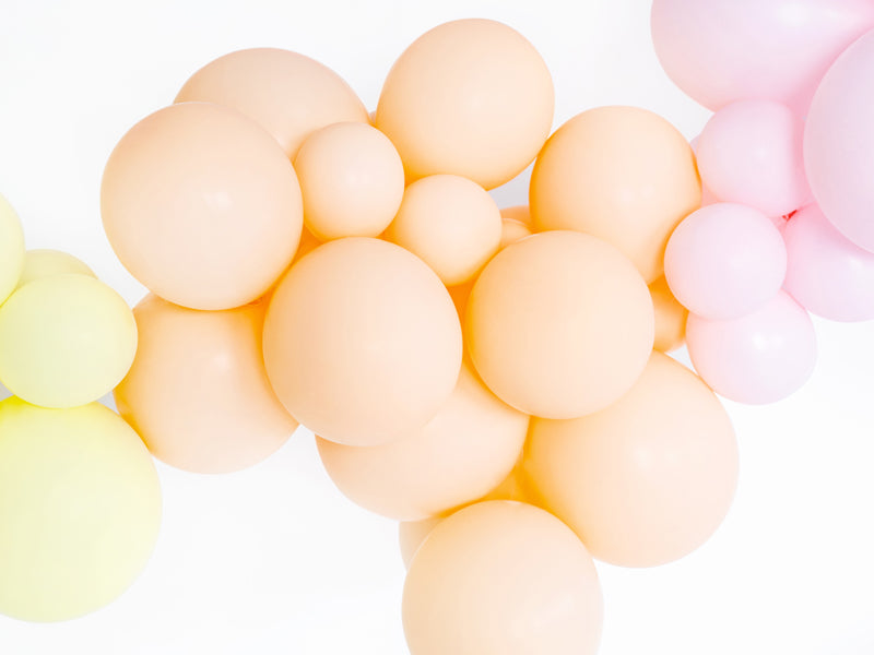 Light Peaach latexballonger dekorerade till fest och kalas.