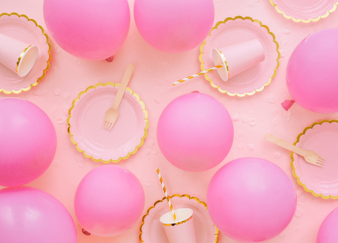 Rosa färgade latexballonger dekorerade till fest.