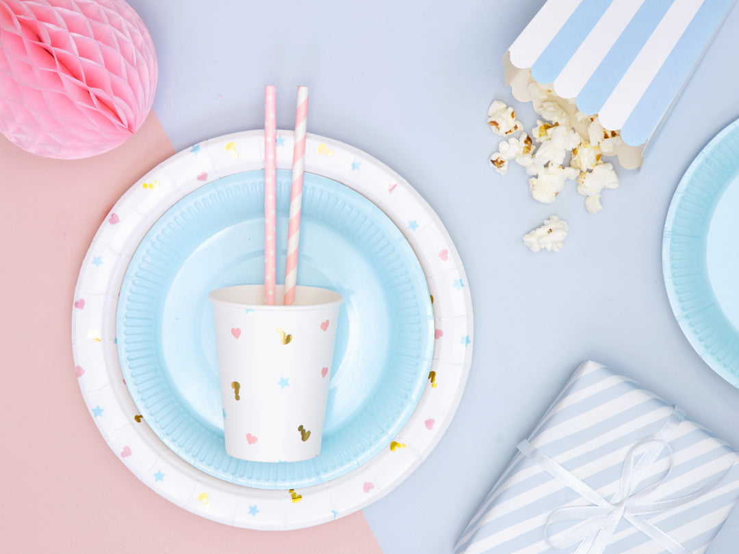 Randiga ljusrosa papperssugrör med tallrik och mugg dukat och dekorerat till barnkalas, dop, babyshower och festdukning.