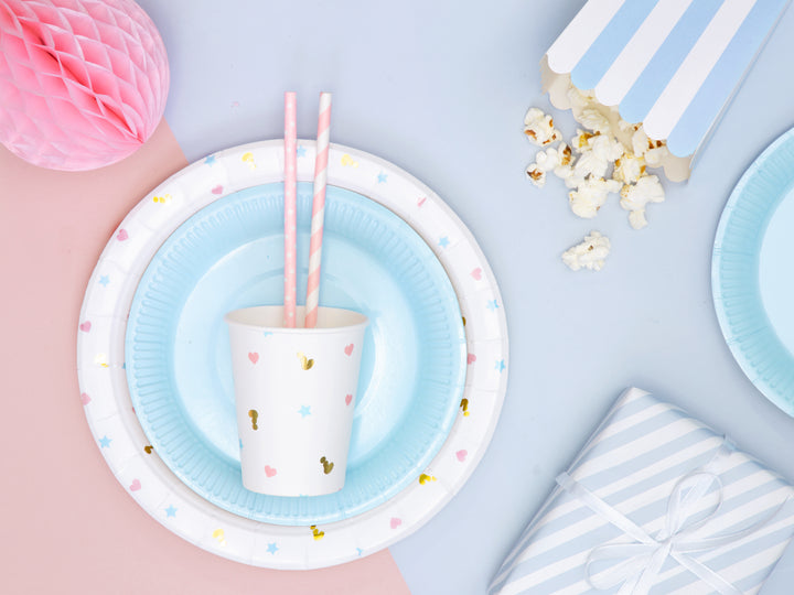 Randiga ljusrosa papperssugrör med tallrik och mugg dukat och dekorerat till barnkalas, dop, babyshower och festdukning.