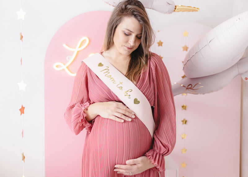 Rosa ordensband med tex mom to be dekorerad till babyshower