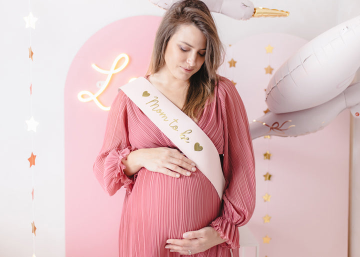 Rosa ordensband med tex mom to be dekorerad till babyshower