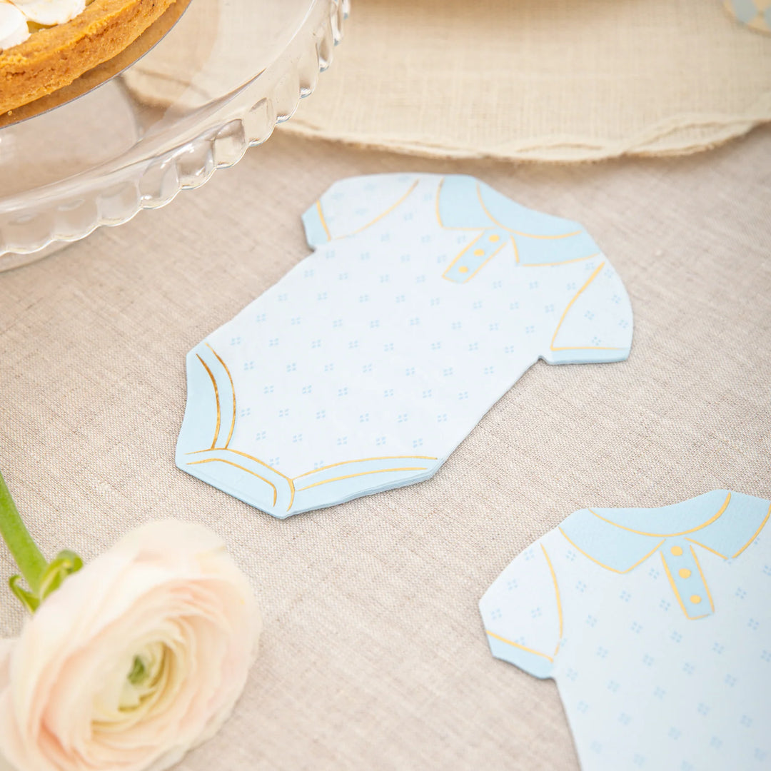 10-pack pappersservetter med formen av en ljusblå babybody , dukat för dop och barnkalas