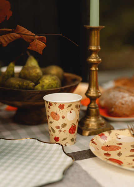 Pappmugg med motiv av pumpa, ekollon och höstlöv uppdukat till höstfest och kalas