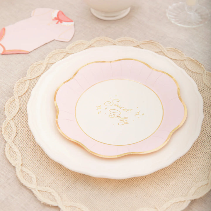 Papptallrik i ljusrosa och beige med guldkant och texten "sweet baby" dukat  för barnkalas och babyshower