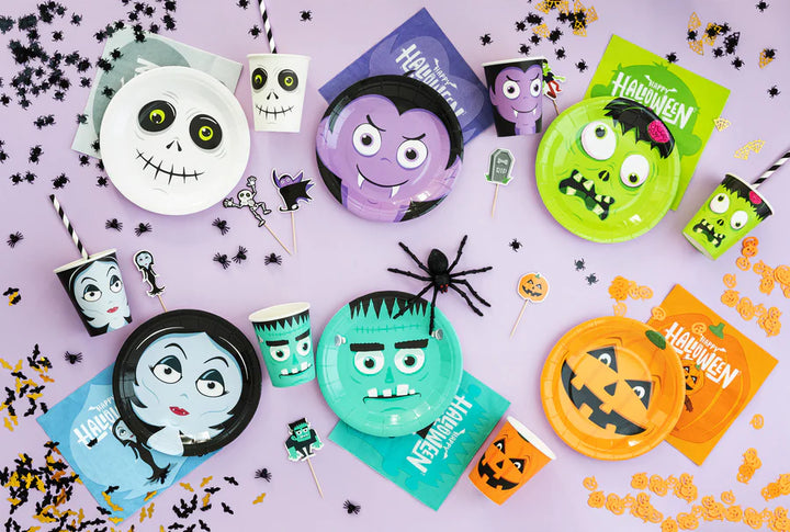 Dukat kalasbord med papptallrikar, muggar och dekorationer med monster-motiv till barnkalas och halloweenfest