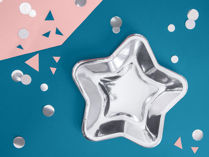Papperstallrik stjärna i silvermetallic färg. Dukat till fest och födelsedagskalas.