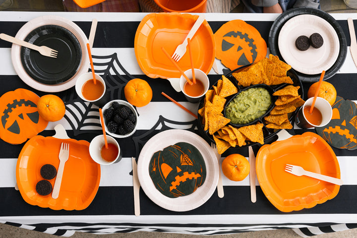 Dukat kalasbord med pumpatallrikar och dekorationer med halloween-tema 