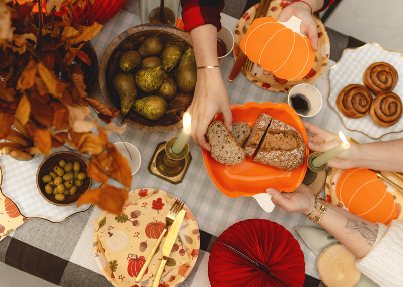 Dukat festbord med pumpatallrikar och dekorationer med höst-tema 
