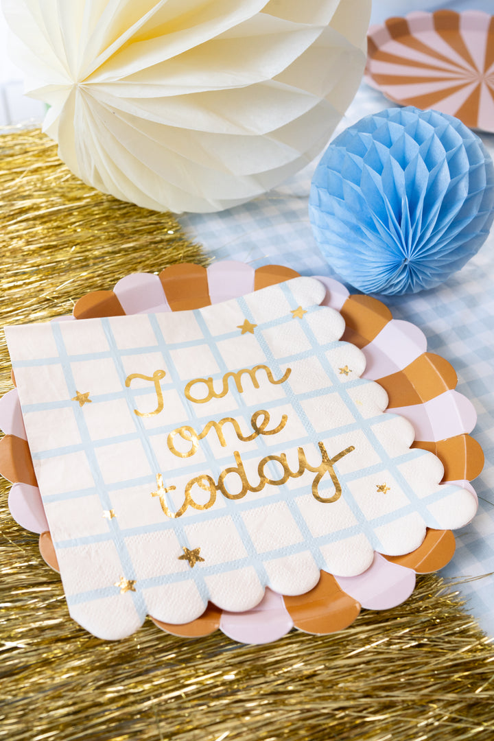 Papperservetter i blå och beige färg med text I am one today. Dekorerad till kalas.