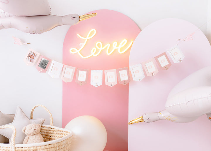 Rosa stork folieballonger med fotogirlang. inspiration och dekor barnrum