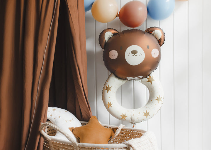 Teddybjörns folieballong med form av en skallra dekorerat i barn rum för babyshower, dop och barnkalas 