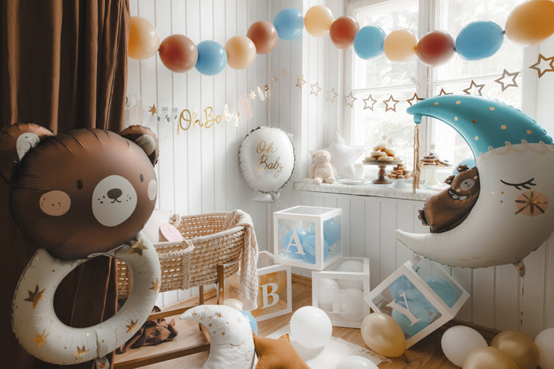Teddybjörns folieballong med form av en skallra, folieballong med form av måne och  inspirationsbild för babyshower, dop och barnkalas 